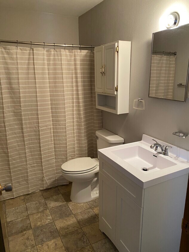 Bath - 218 Hall St