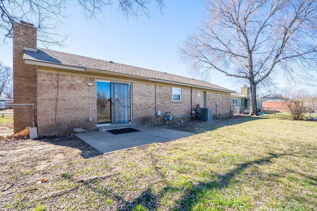 Building Photo - Owasso 3 Bed 2 Bath With Updates!