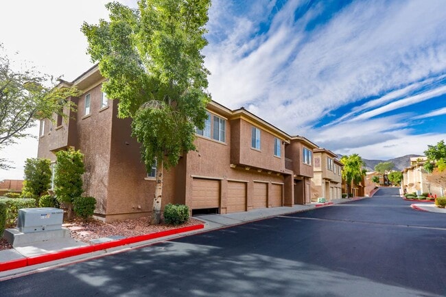 Building Photo - 2 Bed, Den, 1 Car Garage, Gated Northwest Condo