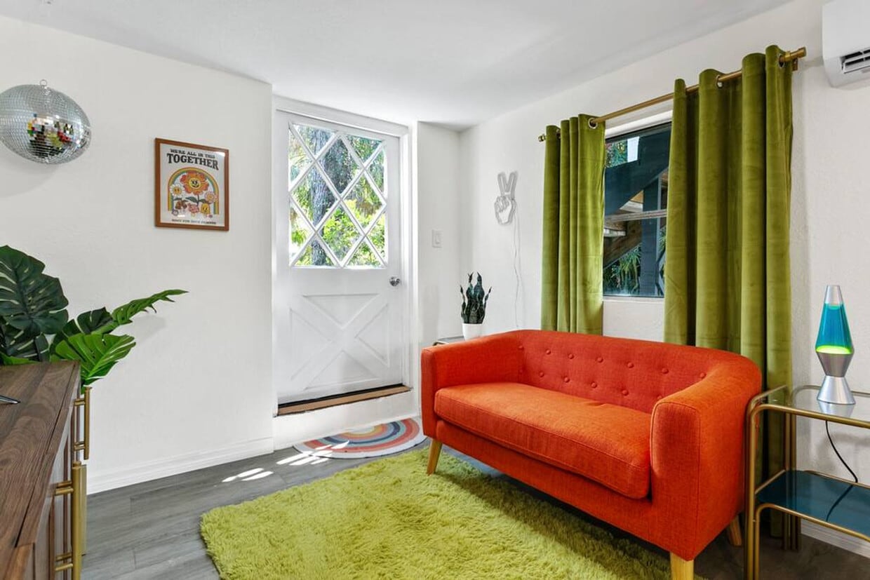 Primary Photo - 5708 N Suwanee Ave