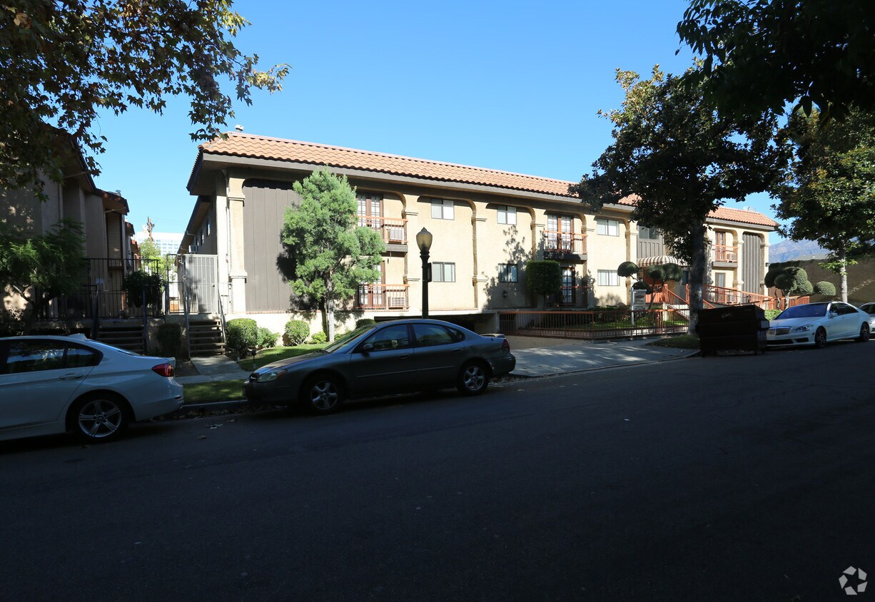 Building Photo - Villa D'Roga