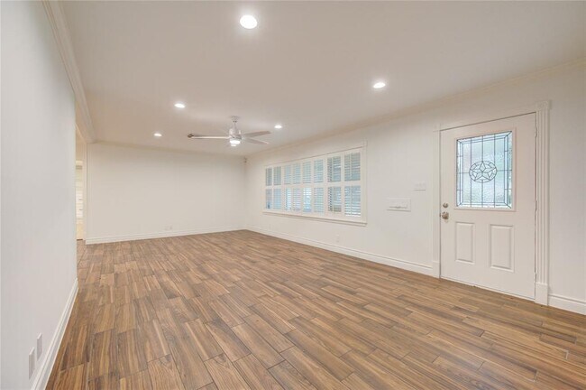 Building Photo - 8439 Westview Dr