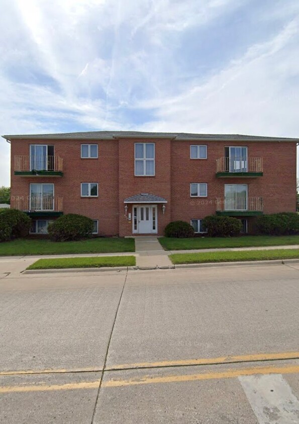 Primary Photo - Moen Apartments 456