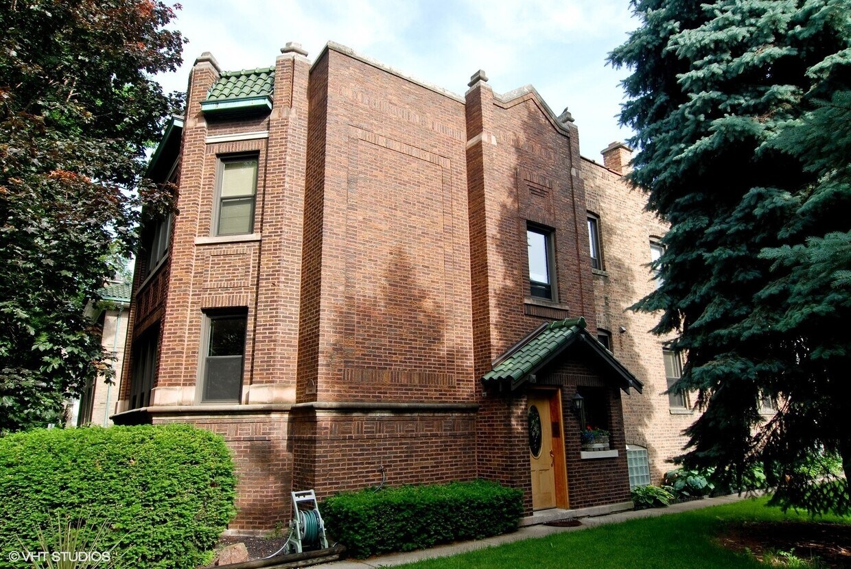 Primary Photo - 2050 W Berwyn Ave