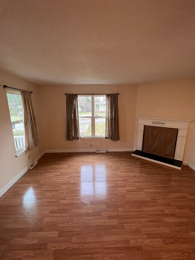 Building Photo - 107 Montague Dr