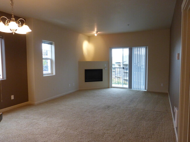 Building Photo - Upper Level Condo w/ Balcony