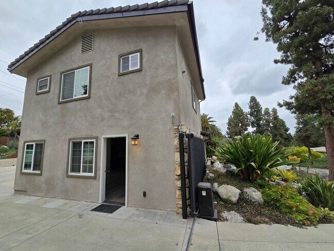Foto del edificio - Fantastic 2 Bed, 2.5 Bath ADU unit in Sunn...