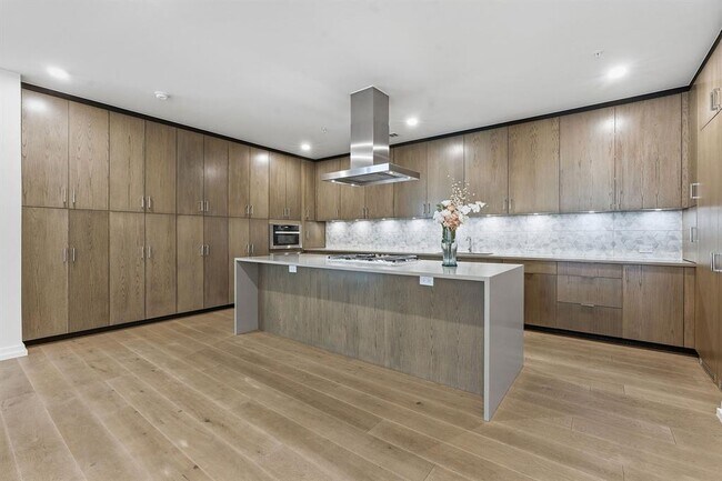 Building Photo - 1010 W 10th St