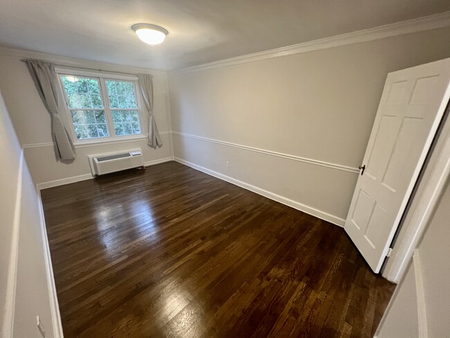 Building Photo - 7 E Glebe Rd