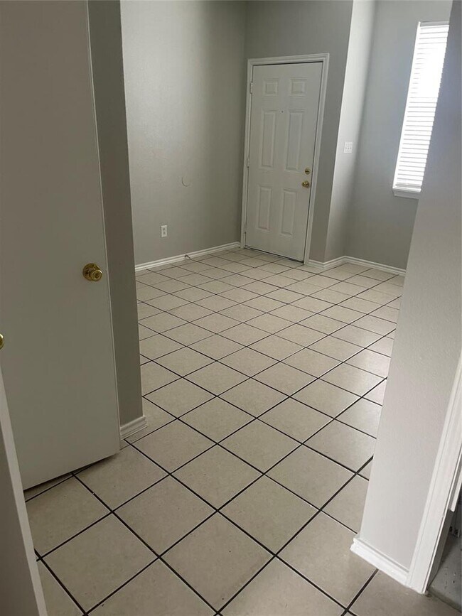 Building Photo - 5309 Woodland Oaks Ct