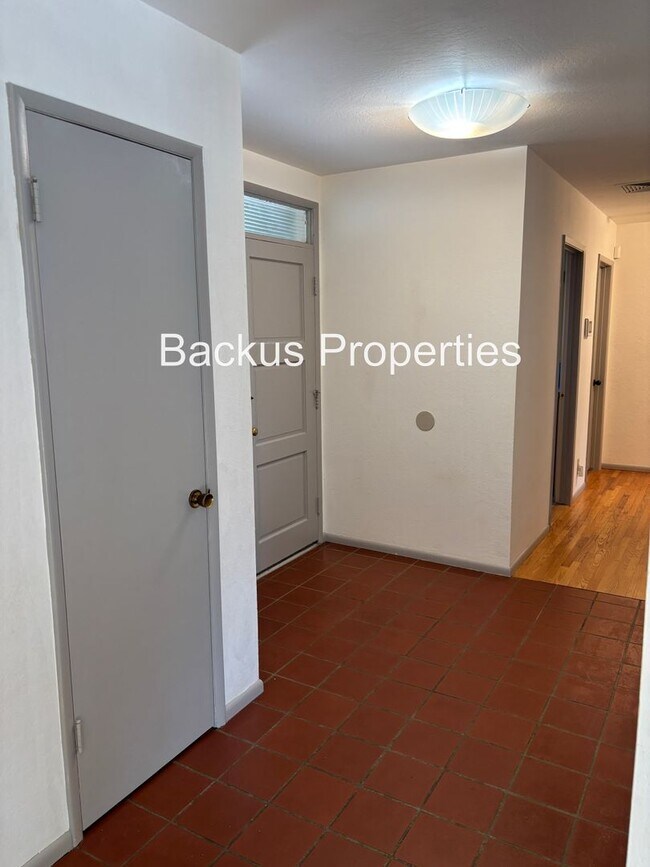 Foto del edificio - Three bedroom home across from Claremont Manor Park
