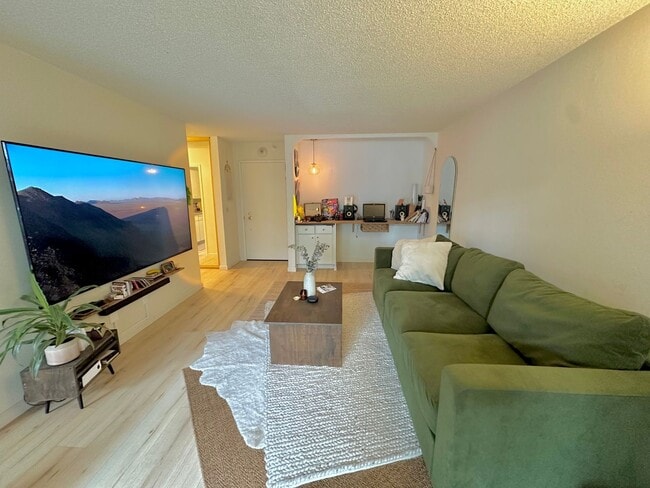 Foto del edificio - $500 OFF FIRST MONTH RENT - FIRST FLOOR ON...