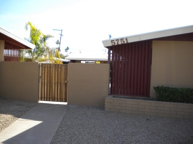 Foto del edificio - 5751 E Thomas Rd