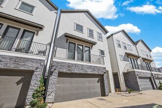 Building Photo - 2010 St Charles St