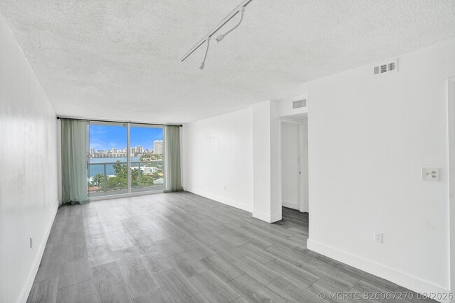 Foto del edificio - 2841 NE 163rd St