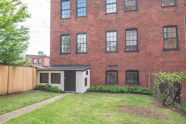 Building Photo - 323 N Mulberry St
