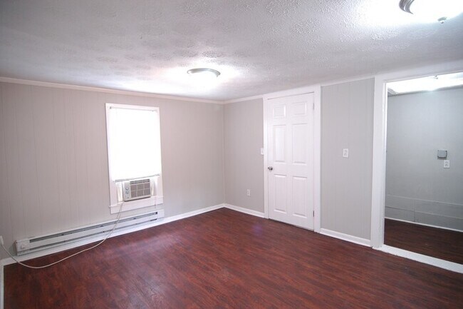 Building Photo - 2 Bedroom Cottage on Meadow Road!