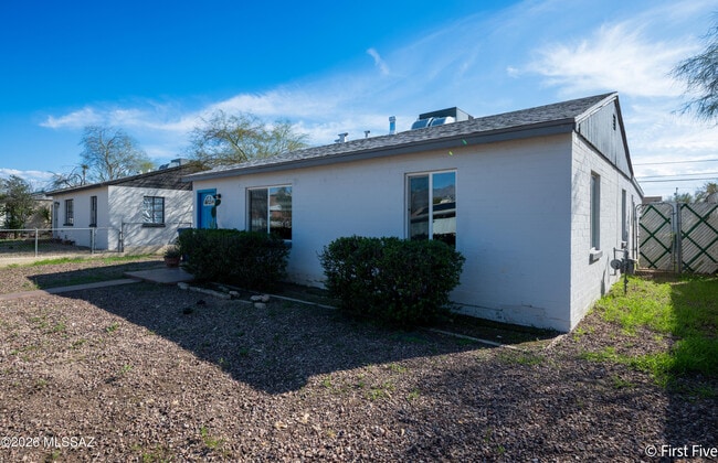 Building Photo - 416 E Linden St