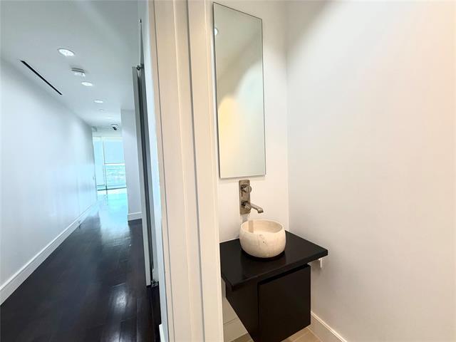 Foto del edificio - 2408 Victory Park Ln