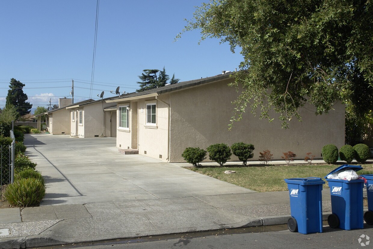 Primary Photo - 33443-33447 9th St