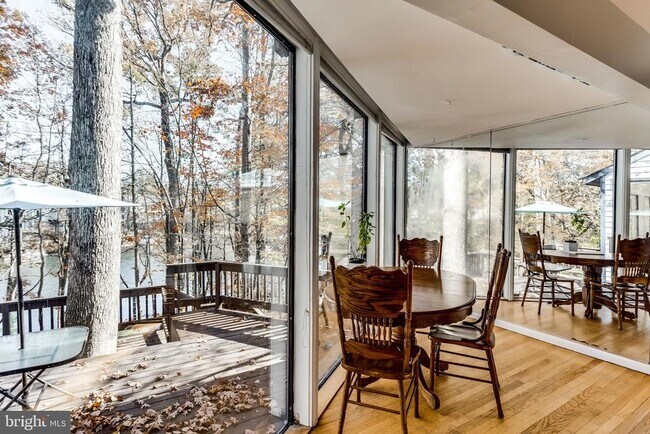 Building Photo - 2024 Upper Lake Dr