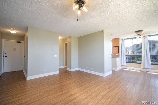 Foto del edificio - Available now!  2br/2ba/1pkg Condo in Royal Capitol Plaza in Kakaako