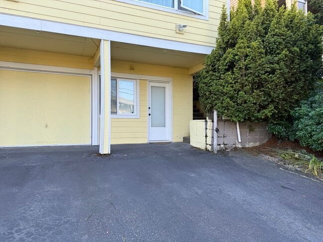 Building Photo - 714 1st St S