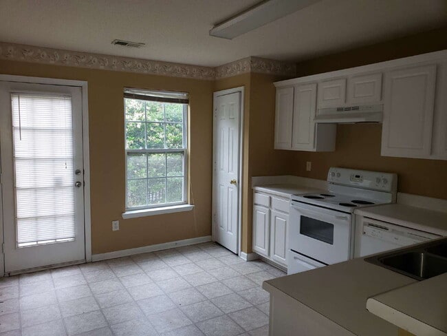 Building Photo - Single Family Home with Fireplace in McDonough - Built 2004