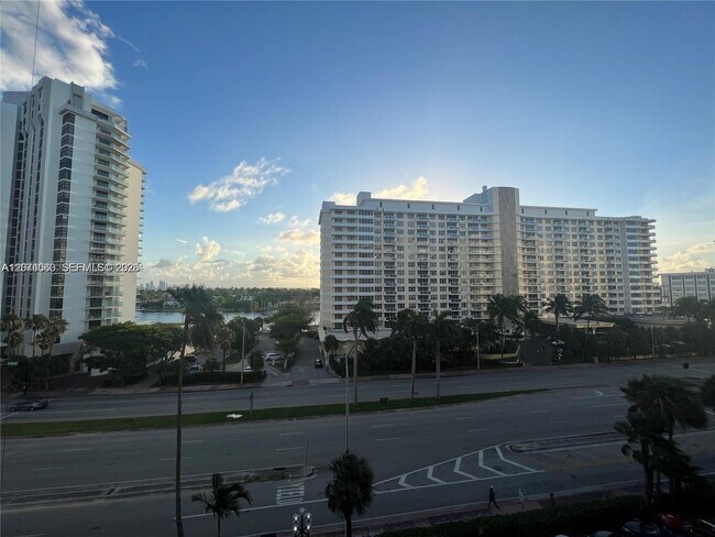 Foto del edificio - 5555 Collins Ave