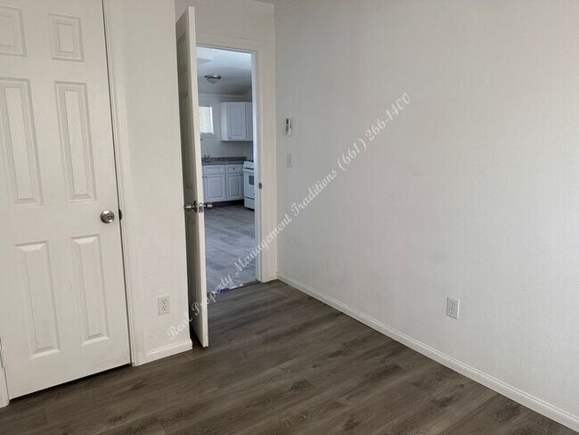 Building Photo - *** Please call us @ 661-266-1400 for info...