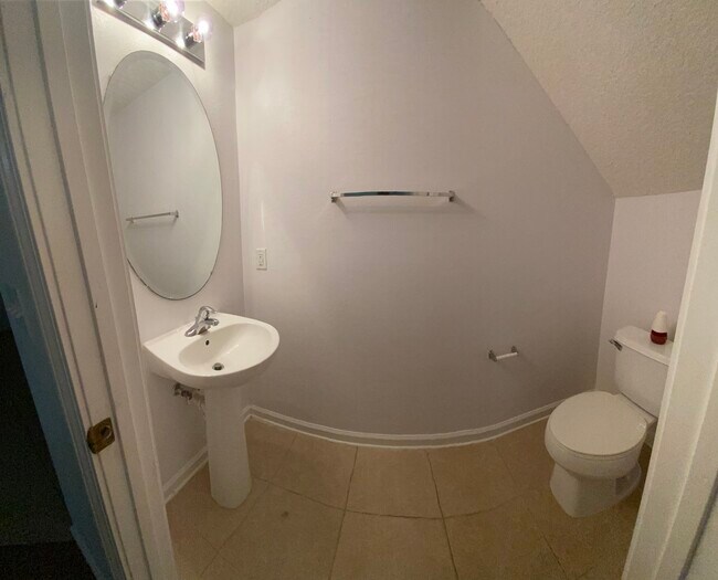 medio baño en la planta baja - 6405 Shortleaf Pl