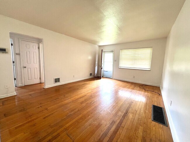 Foto del edificio - Bright, Updated 4-Bed Home in Cincinnati – Central HVAC, 1,308 Sq Ft, Utilities Included: Water