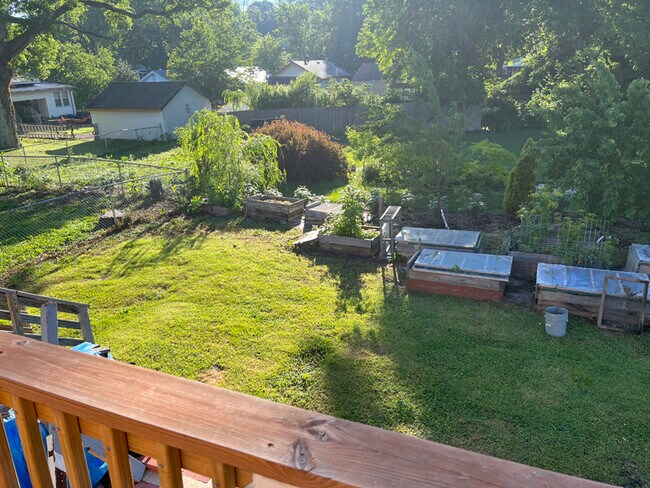 3. Garden space, green views. - 1920 Yale Ave