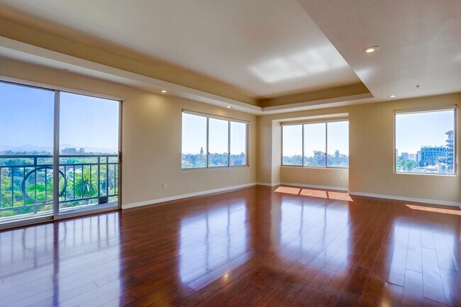 Foto del edificio - Amazing views from this gorgeous Bankers H...