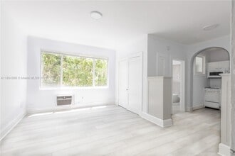 Building Photo - 1610 Salzedo St
