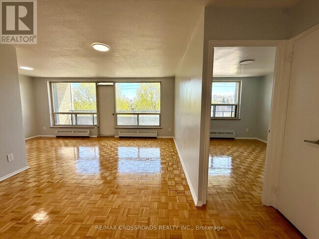 Photo du bâtiment - 363-363 Lakeshore Rd E