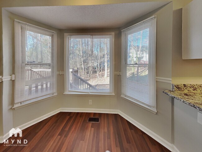 Building Photo - 904 Estelle Ct