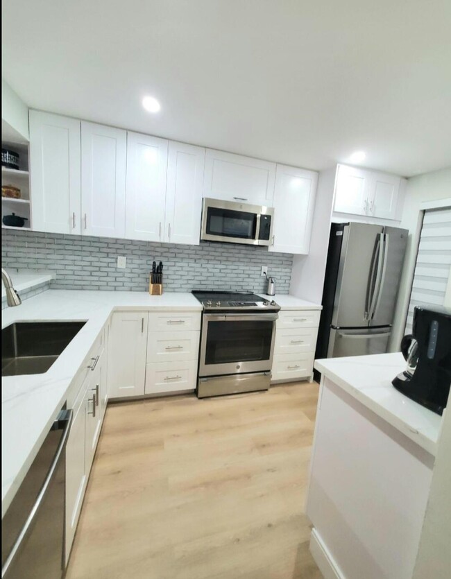 Building Photo - 15 E Royal Palm Rd