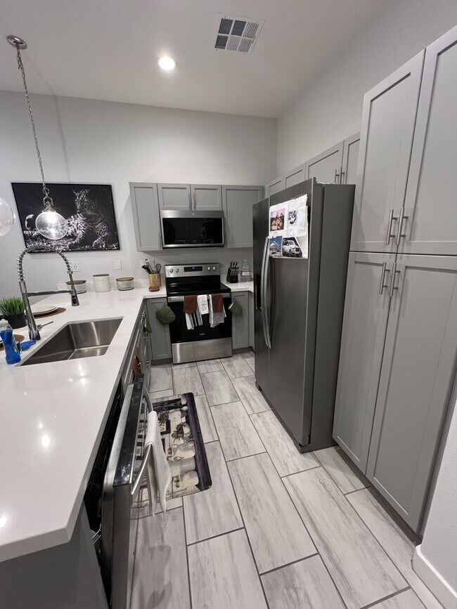 Foto del edificio - 3/BD 2.5/BA Sleek Townhome with High Ceilings, Balcony, and Prime Community Amenities!