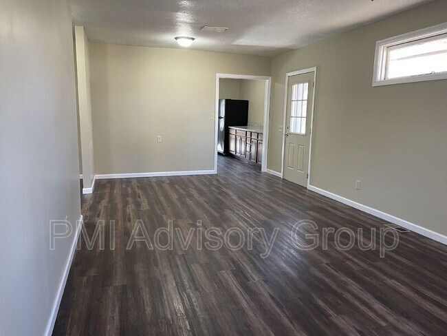 Building Photo - 940 SE Pinecrest Dr