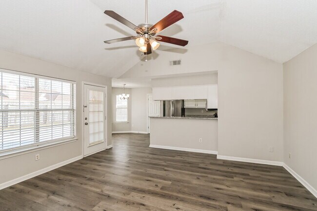 Foto del edificio - 7550 Roundleaf Dr