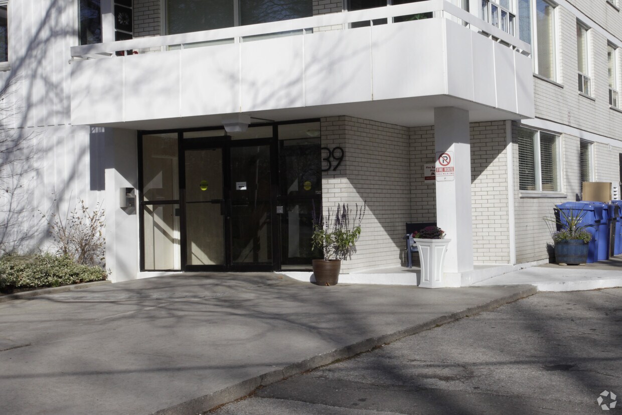 Photo du bâtiment - 39 Stavebank Rd N