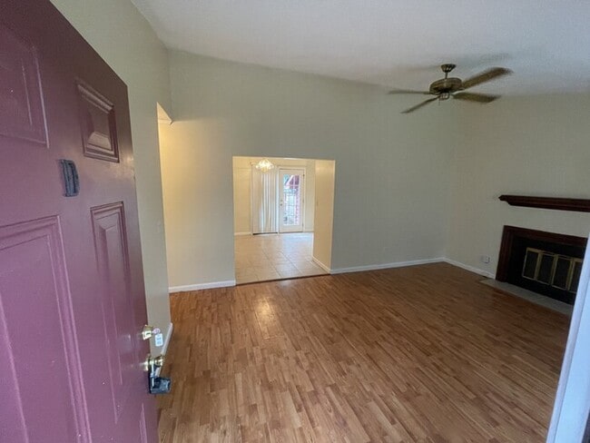 Building Photo - 2 bd 2 bath