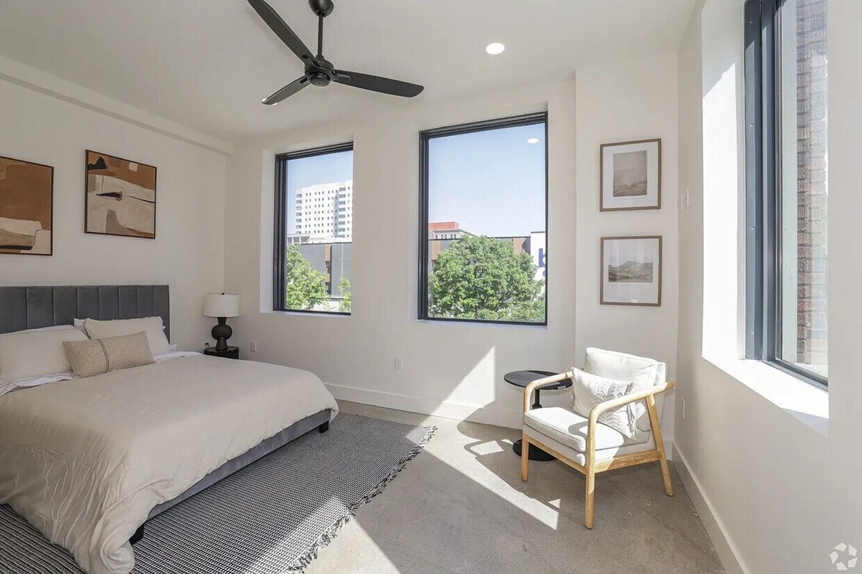 Building Photo - 105 W 5th St