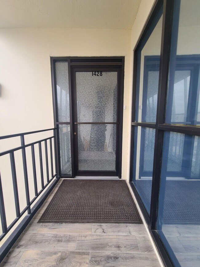 Building Photo - 17th St 6 Plex