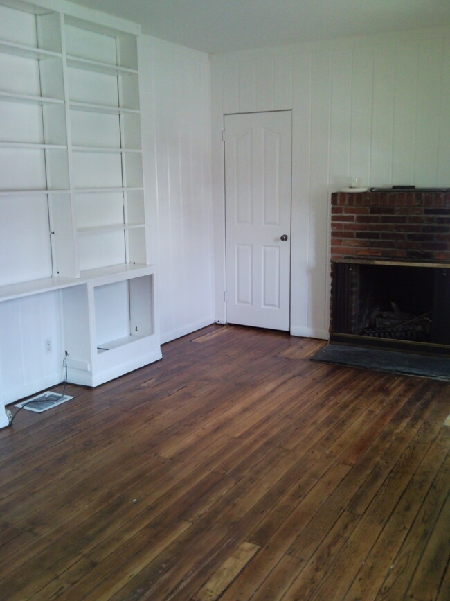 Lvrm with built-ins and functional gas firepl - 1535 Lombard St