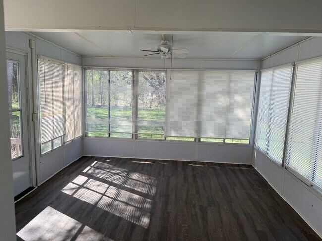 Building Photo - Comfortable, Updated Home in the Heart of Roseville. Avail NOW. *In-Unit Laundry*