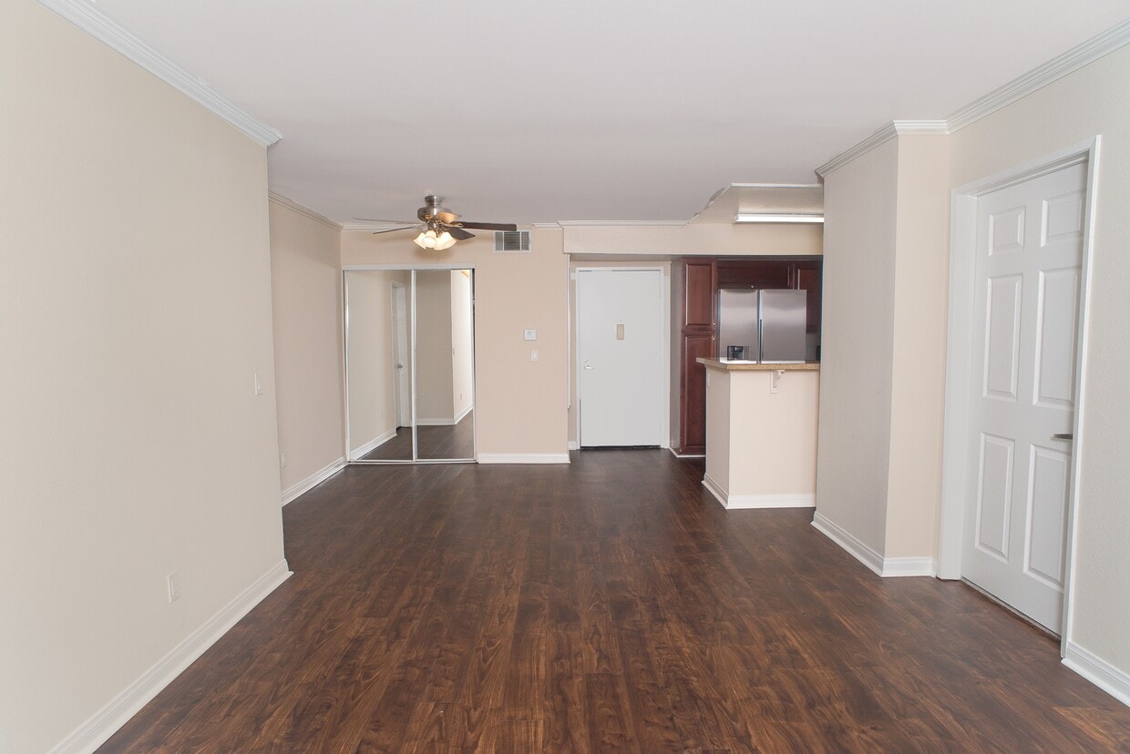 21400 Burbank Blvd Unit 101, Woodland Hills, CA 91367 Condo for Rent
