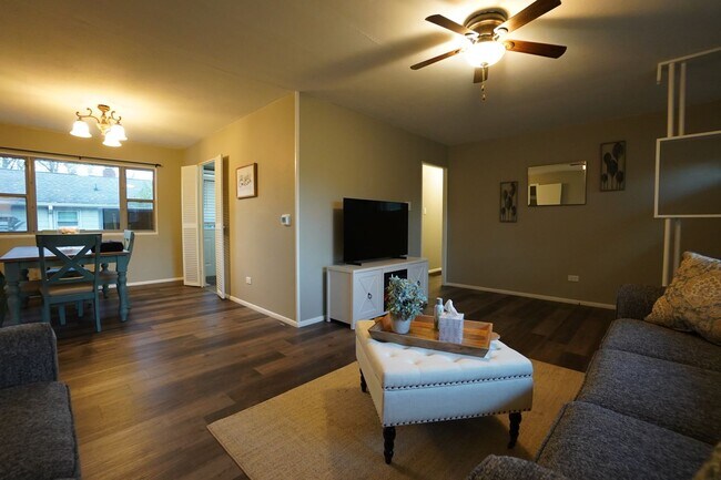 Foto del edificio - 4 Bedroom 2 Bathroom FULLY FURNISHED Home with Fenced in Backyard and 2 Car Garage-  UTILITIES IN...