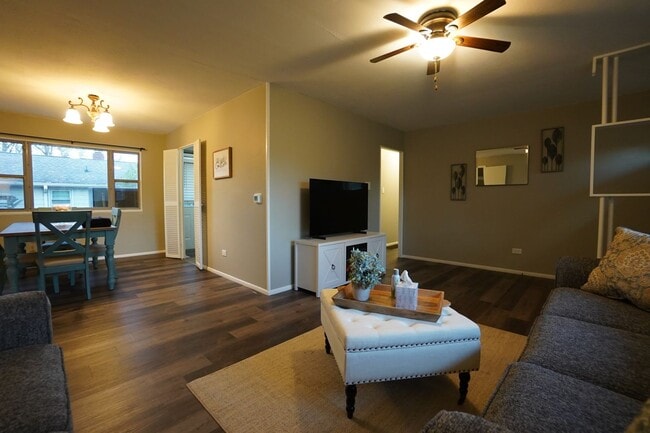 Building Photo - 4 Bedroom 2 Bathroom FULLY FURNISHED Home with Fenced in Backyard and 2 Car Garage